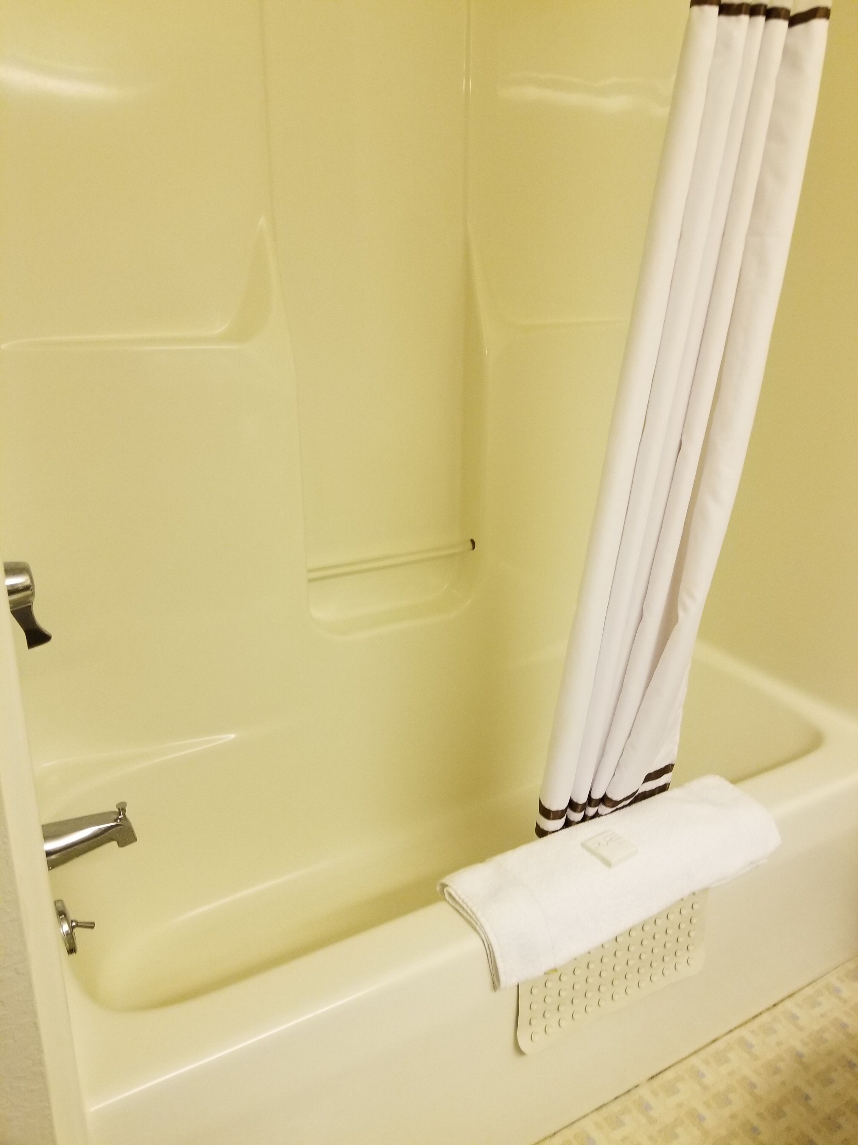 quadruple room, 2 queen beds, non smoking | bathroom | combined shower/bathtub, free toiletries, hair dryer, towels