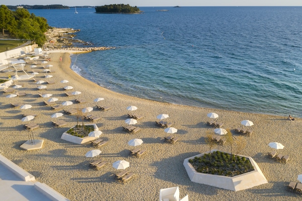 En la playa, camastros, sombrillas y toallas de playa