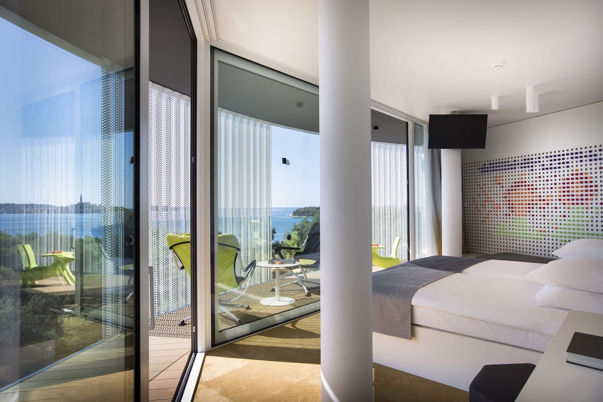 Grand  family room with balcony, sea side  | Minibar, két bảo mật tại phòng, bàn, màn/rèm cản sáng 