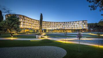 Bagian depan properti - sore/malam