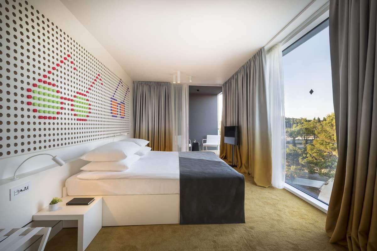 Classic room with balcony,  park side  | Minibar, két bảo mật tại phòng, bàn, màn/rèm cản sáng 