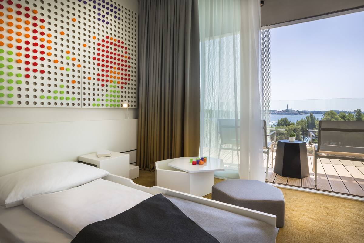 Minibar, két bảo mật tại phòng, bàn, màn/rèm cản sáng 