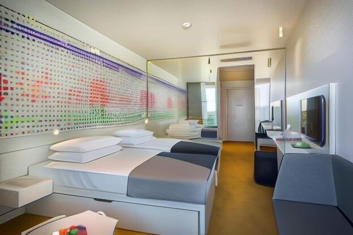 Minibar, coffres-forts dans les chambres, bureau, rideaux occultants