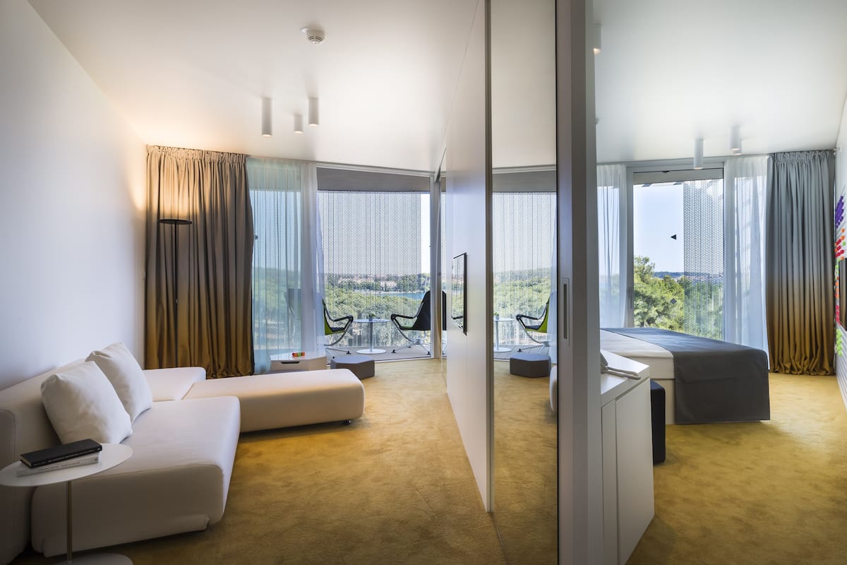 Amarin Suite with balcony, sea view | Minibar, két bảo mật tại phòng, bàn, màn/rèm cản sáng 