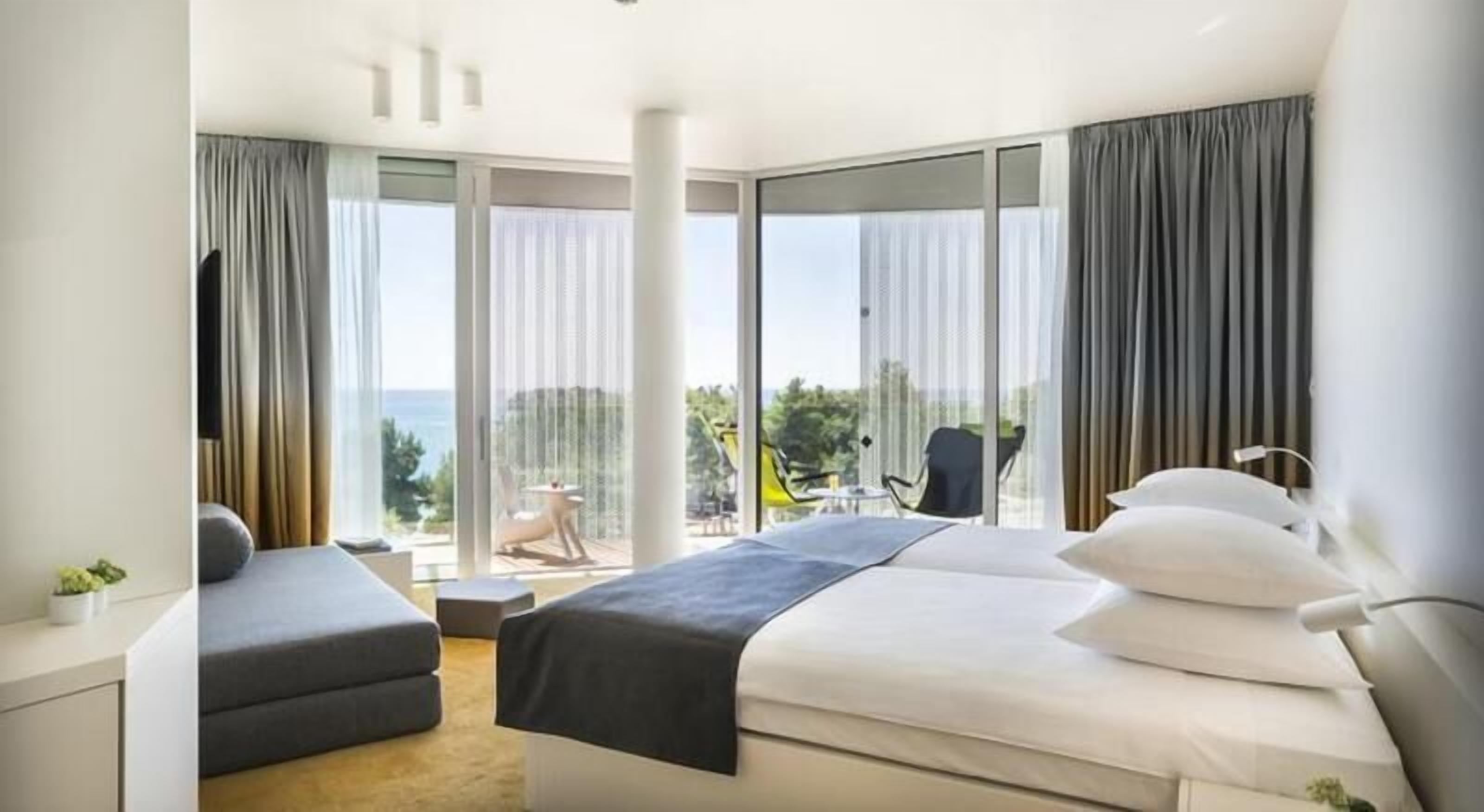 Een minibar, een kluis op de kamer, een bureau, verduisterende gordijnen