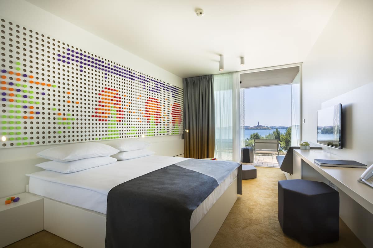 Standard room with extra bed with balcony, sea side | Minibar, coffre-fort, bureau, rideaux d’obscurcissement