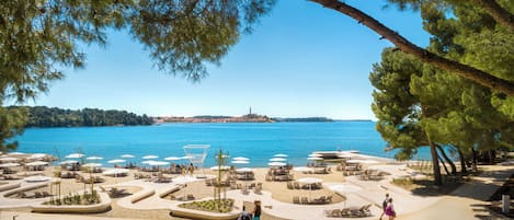 Sulla spiaggia, lettini da mare, ombrelloni, teli da spiaggia