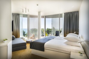 Minibar, safe på rommet, skrivebord og blendingsgardiner