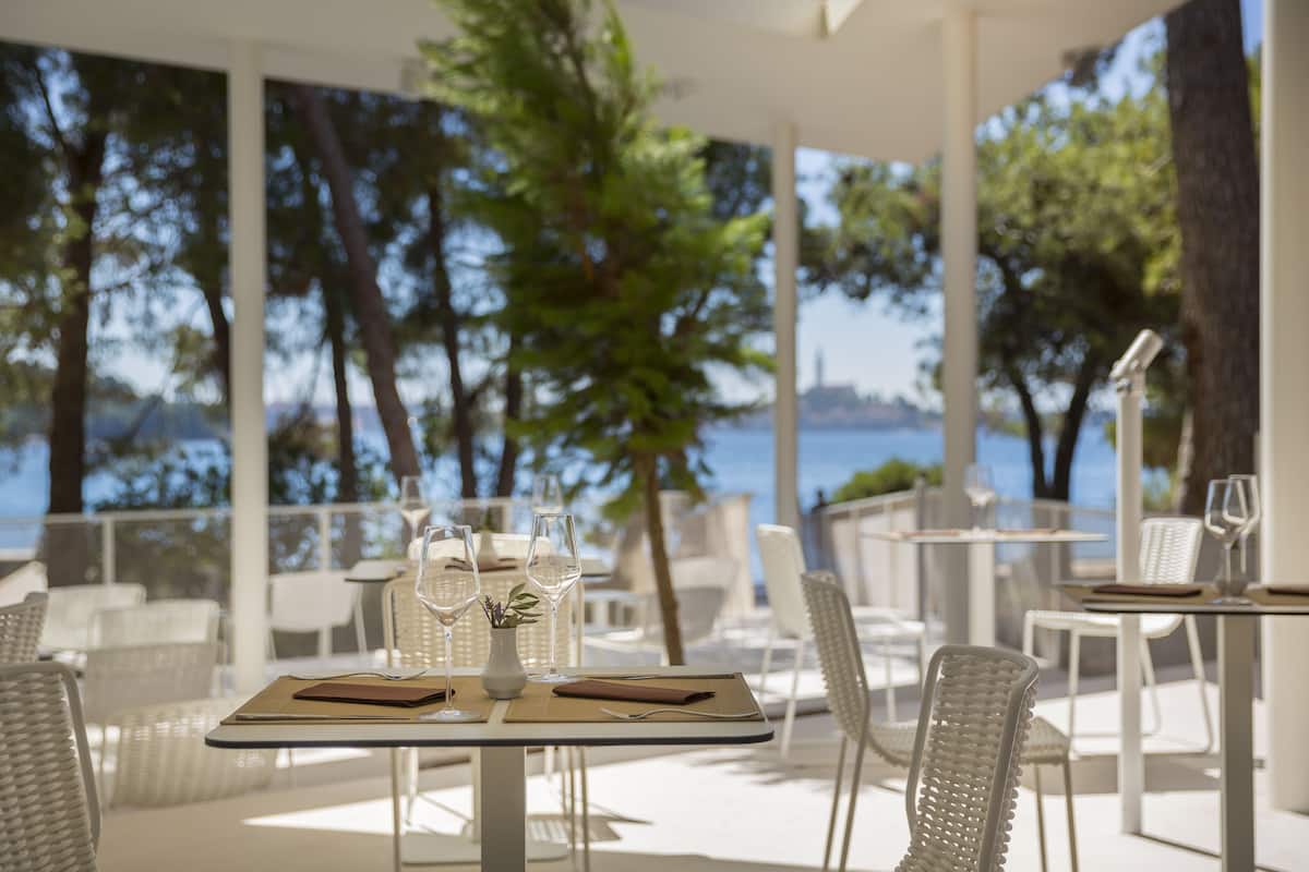 3 restaurants, breakfast, lunch served; local and international cuisine