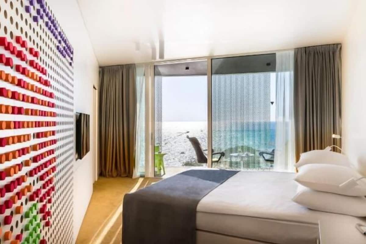 Minibar, coffres-forts dans les chambres, bureau, rideaux occultants