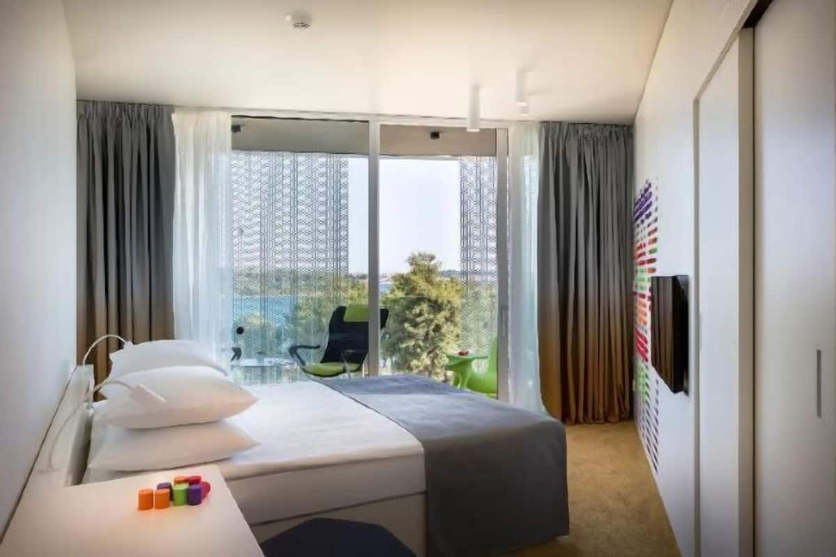 Minibar, coffres-forts dans les chambres, bureau, rideaux occultants