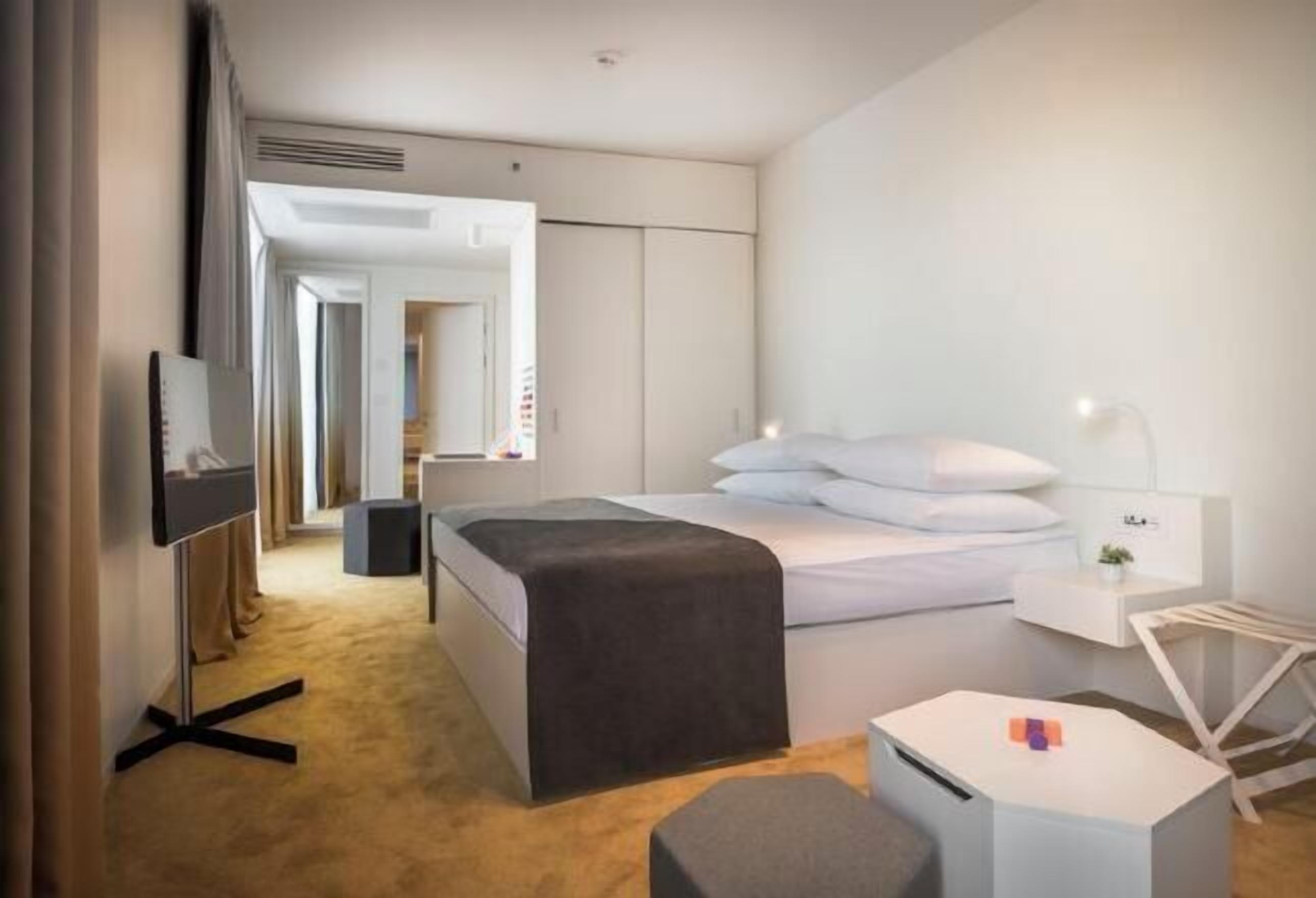 Een minibar, een kluis op de kamer, een bureau, verduisterende gordijnen