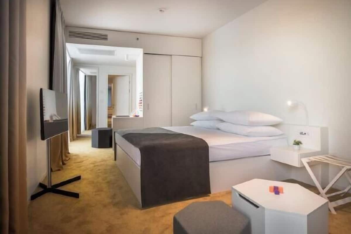 Minibar, coffres-forts dans les chambres, bureau, rideaux occultants