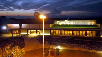 Bagian depan properti - sore/malam