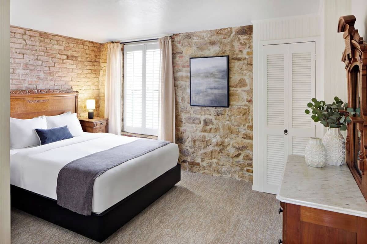 Petite Queen | Premium bedding, down comforters, iron/ironing board, free WiFi