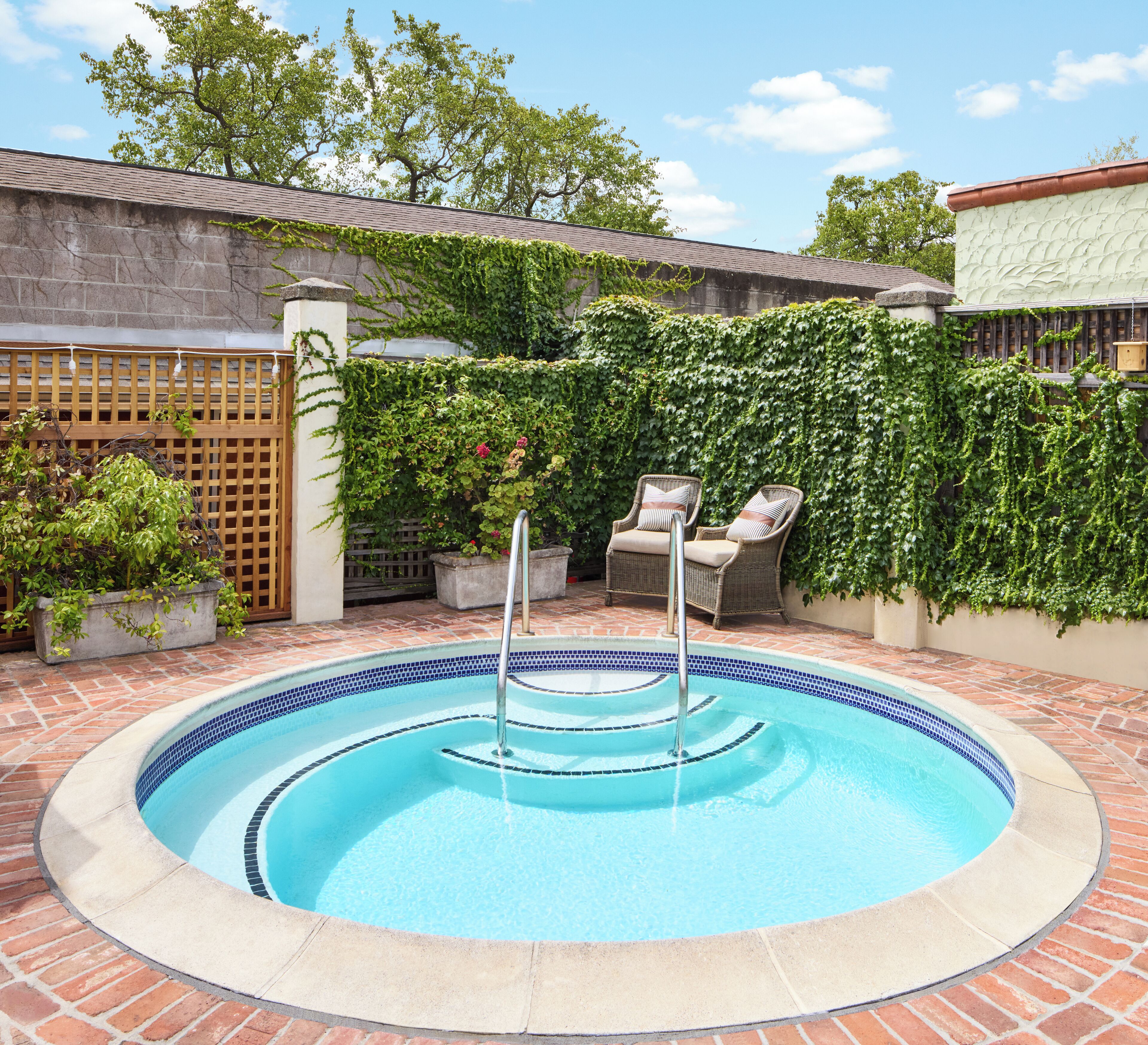 屋外プール、プール パラソル、サンラウンジャー