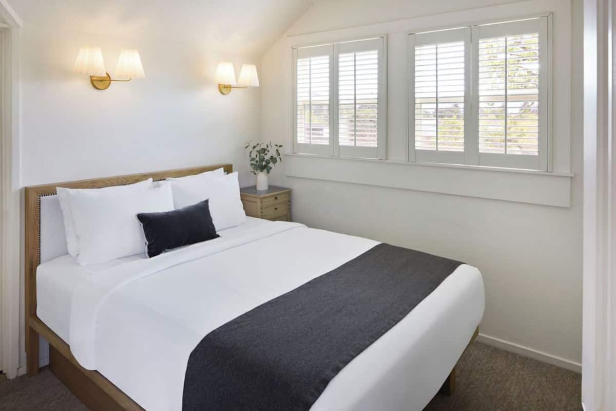 Basic Room | Premium bedding, down comforters, iron/ironing board, free WiFi