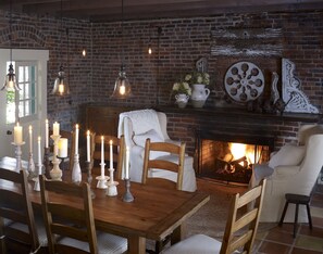 Free daily full breakfast  - Maison Fleurie, A Four Sisters Inn (Yountville)