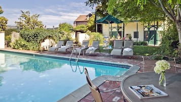 Utomhuspool, parasoller och solstolar