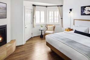 Carriage House King + Fireplace