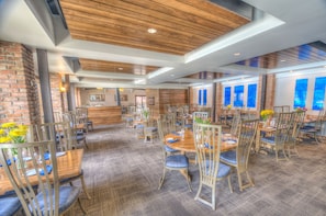 2 restaurants, breakfast, lunch, dinner served; American cuisine