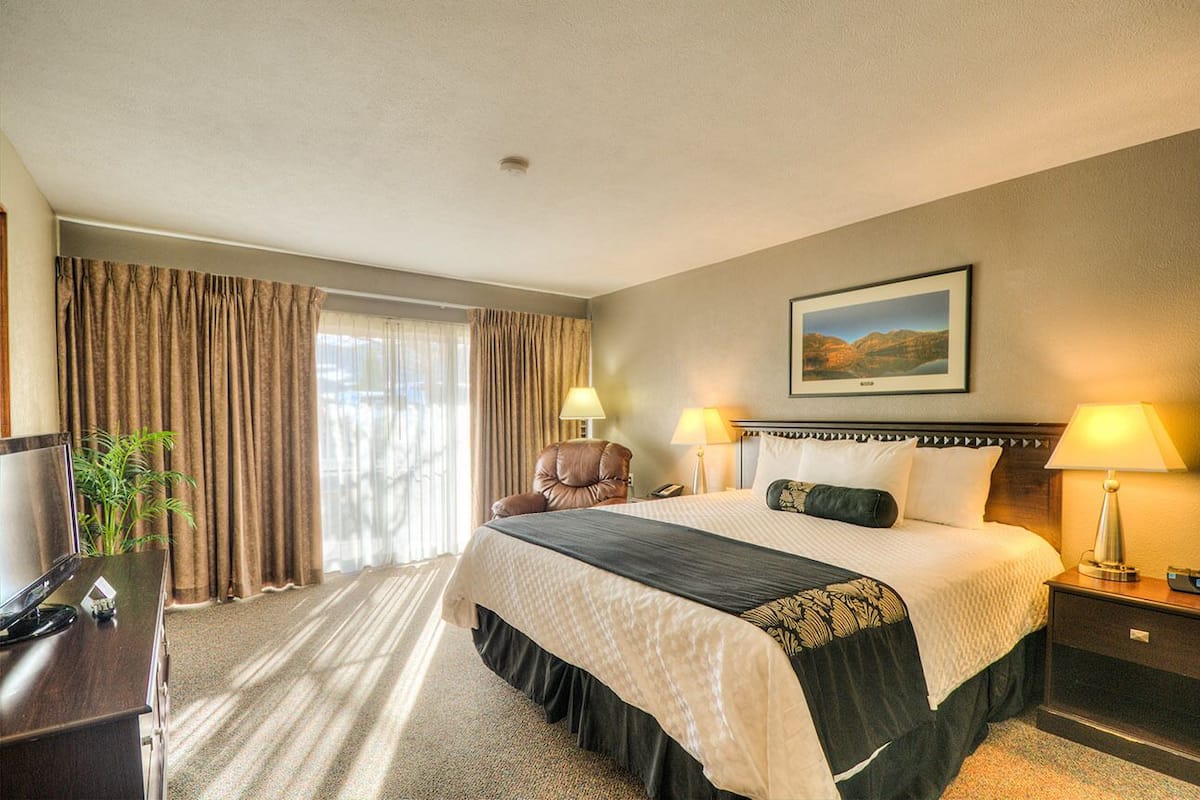 Premium bedding, in-room safe, desk, blackout drapes