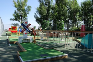 Mini-golf