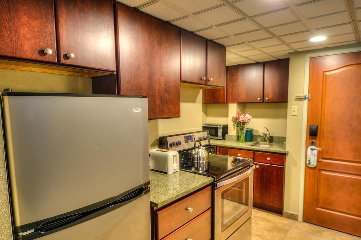 premier suite | private kitchen | microwave, coffee/tea maker