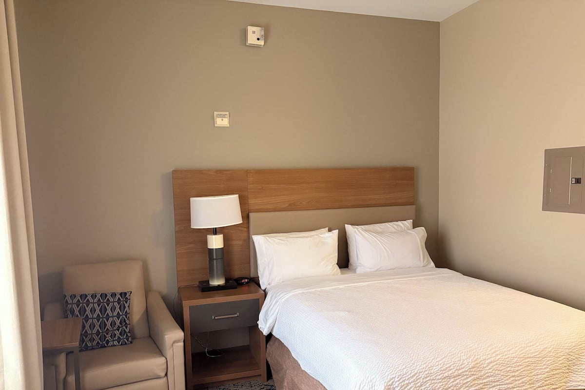 1 dormitorio, caja fuerte, escritorio y tabla de planchar con plancha