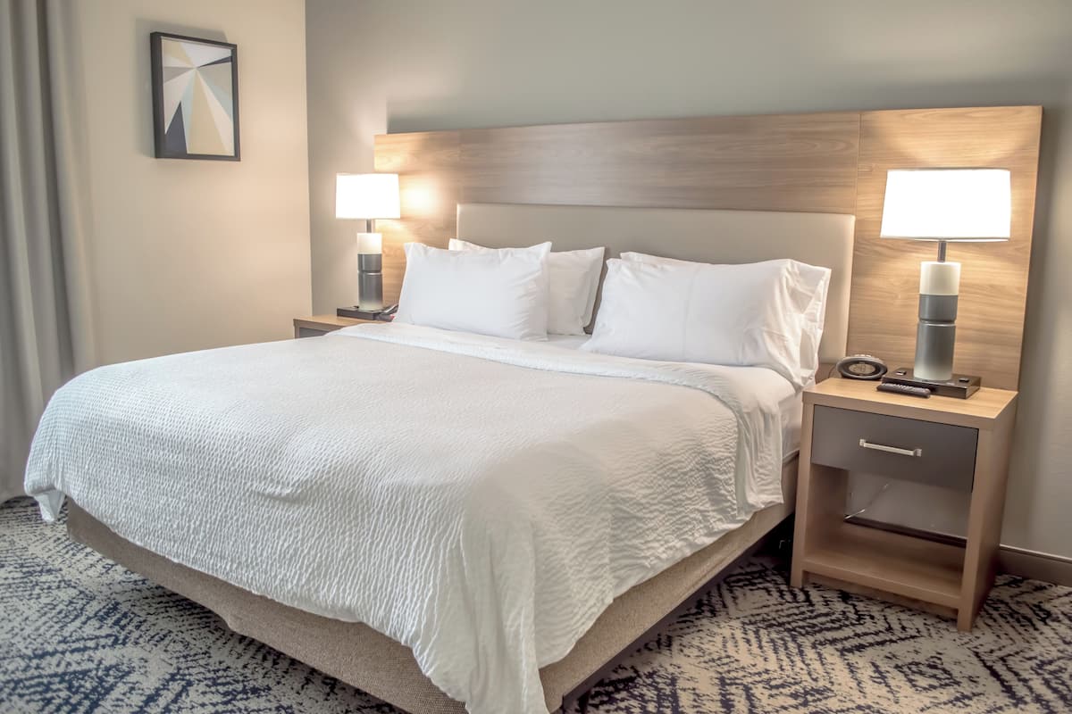 Suite, 1 habitación | 1 dormitorio, caja fuerte, escritorio y tabla de planchar con plancha