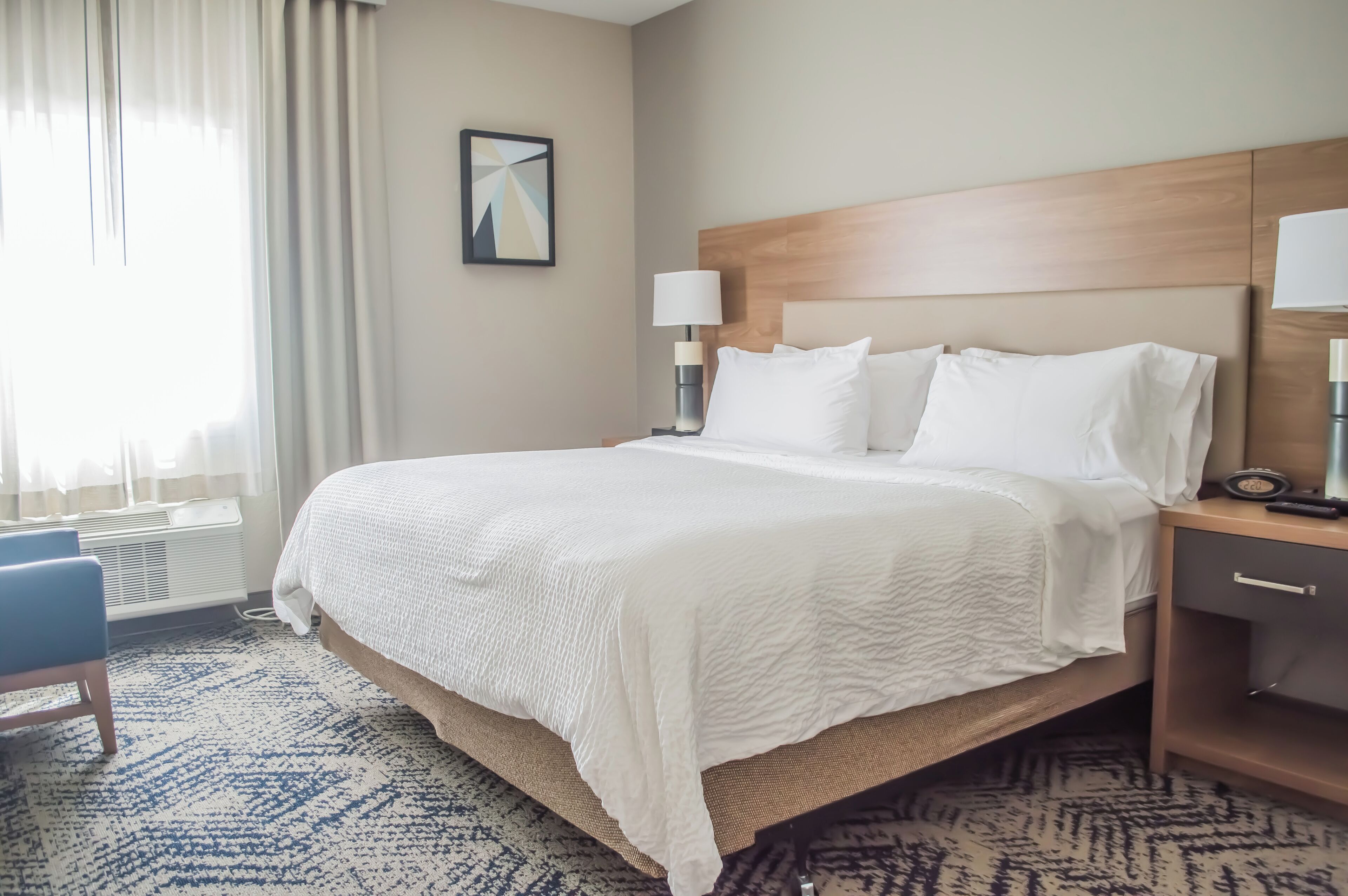 Een kluis op de kamer, een bureau, een strijkplank/strijkijzer