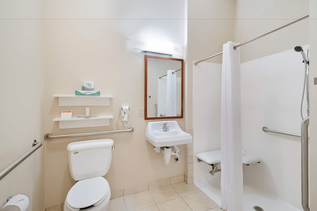 Studiosuite, 1 Queen-Bett, barrierefrei (Communications) | Badezimmer | Kostenlose Toilettenartikel, Haartrockner, Handtücher