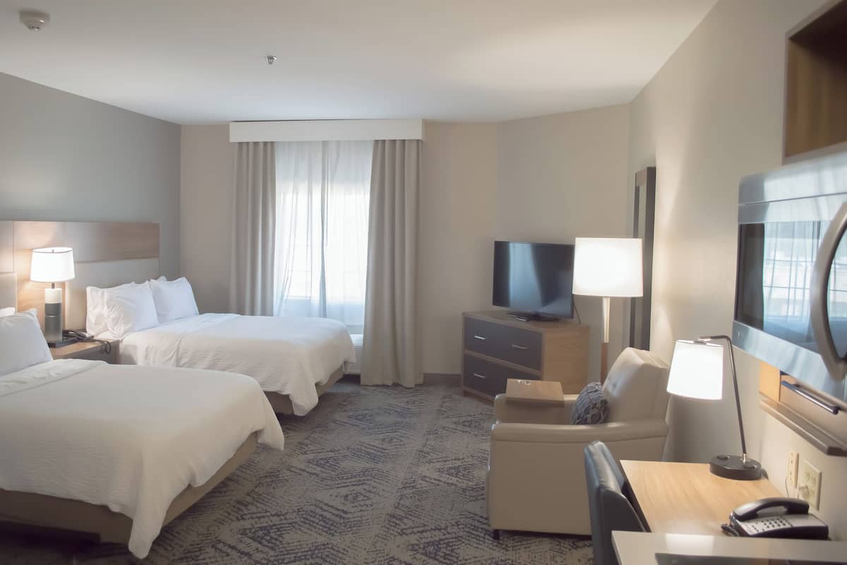 Suite estudio, 2 camas de matrimonio | 1 dormitorio, caja fuerte, escritorio y tabla de planchar con plancha