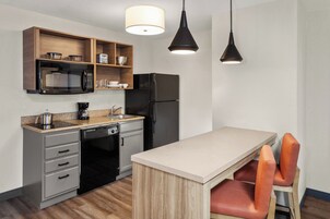 Escritorio, espacio para trabajar con laptop y cortinas blackout 