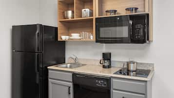 Työpöytä, kannettavalle tietokoneelle sopiva työtila, pimennysverhot