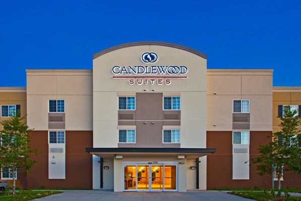 Stylish hotel entrance with a central entrance flanked by two wings.