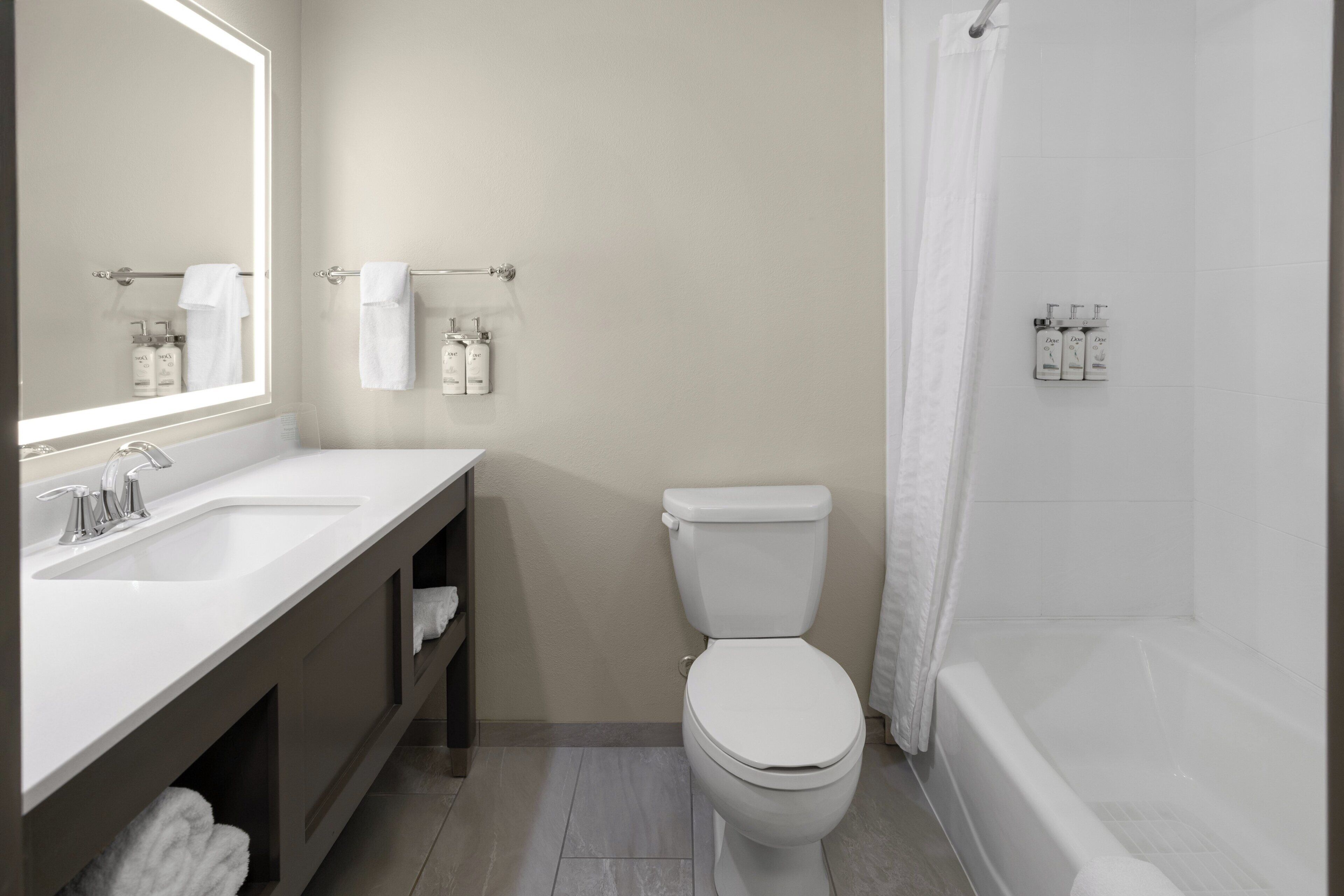 Ein Badezimmer mit Toilette, Waschbecken und Badewanne.