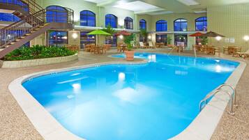 Kolam renang indoor, dengan kursi berjemur