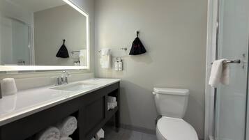 Gratis toiletartikelen, een haardroger, handdoeken, zeep