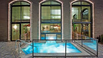 室内游泳池,日光浴躺椅