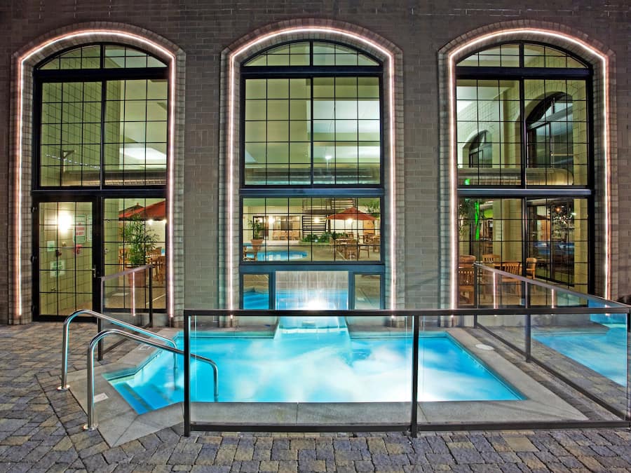 Sisäuima-allas, aurinkotuoleja