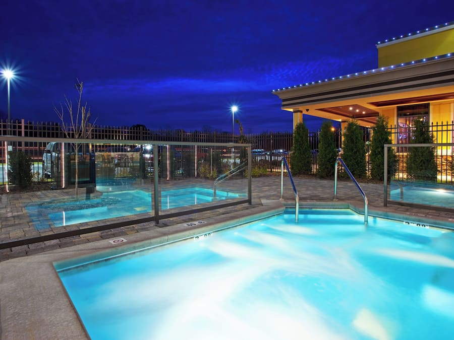 Una piscina techada, sillones reclinables de piscina