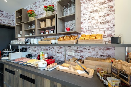 Daily buffet breakfast (EUR 13.9 per person)