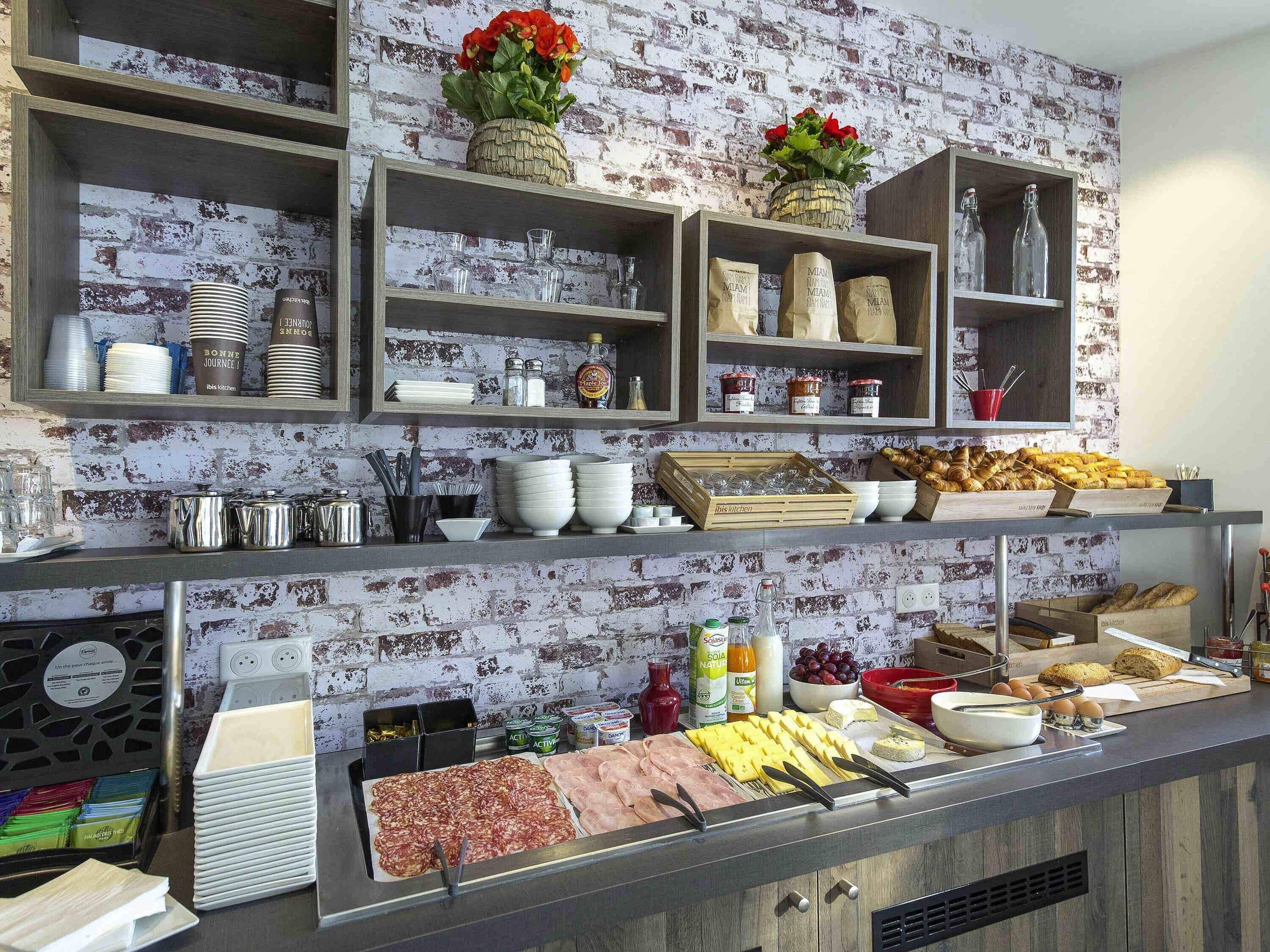 Petit déjeuner buffet servi tous les jours en supplément