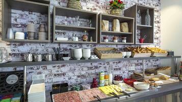 Petit déjeuner buffet servi tous les jours en supplément