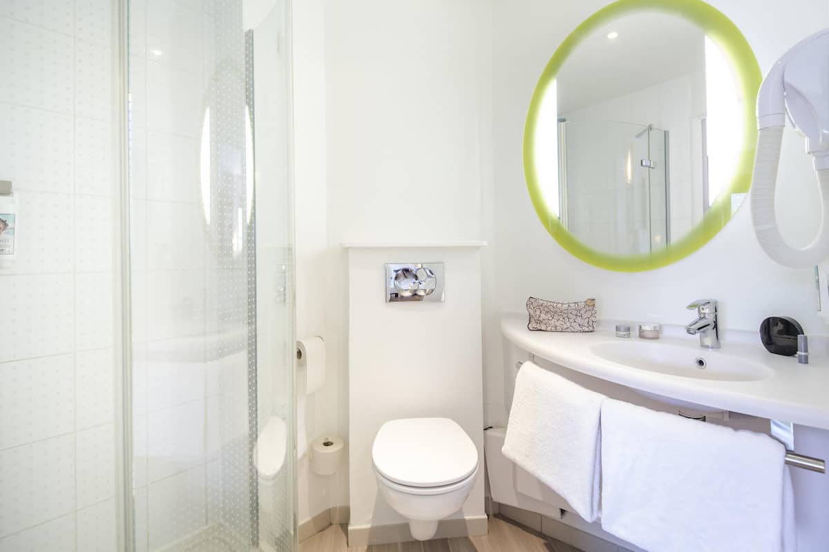 高級寢具、書桌、筆電工作空間、遮光布/窗簾