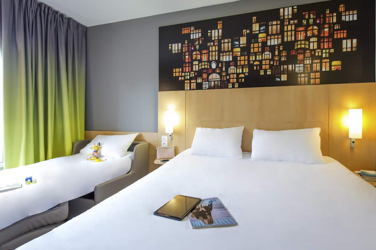 Habitación doble estándar, varias camas | Ropa de cama de alta calidad y escritorio