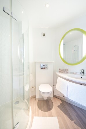Regadera, amenidades de baño ecológicas, secadora de cabello, toallas 