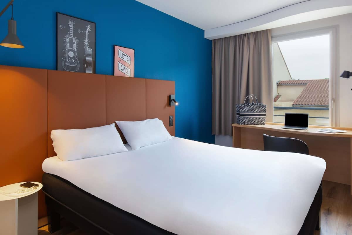 Habitación superior, 1 cama matrimonial | Ropa de cama de alta calidad y escritorio