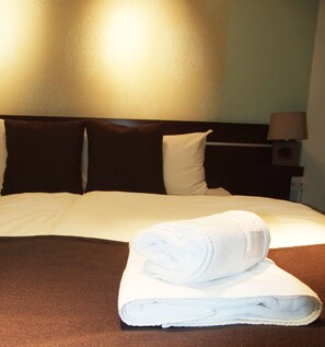 Cubrecamas, minibar, caja de seguridad en la habitación y escritorio